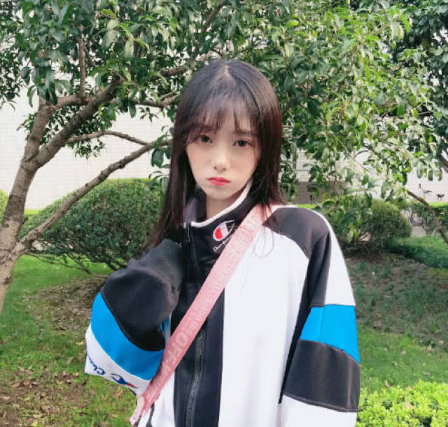 rookie女友小钰斗鱼直播而不是熊猫?昨晚首播!