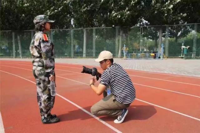 每一顿于繁忙之中忘记的午餐与晚餐…… 记者,记着 军训季 单膝跪地