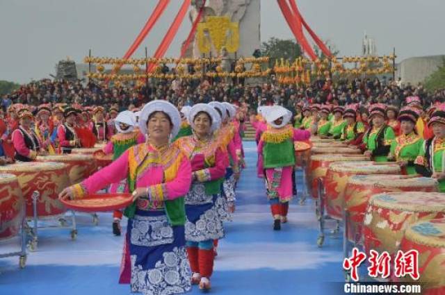 茂县羌族文化深度指南：释比、羌绣、羌年与一座县城里的活态非遗