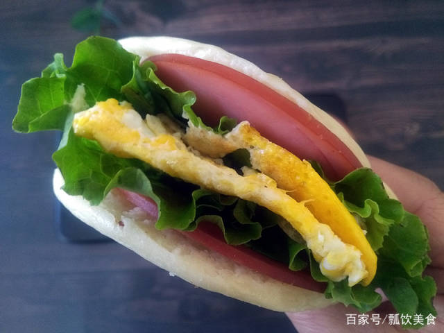 万能早餐饼夹鸡蛋夹肠,营养又美味,孩子大人都喜欢吃.