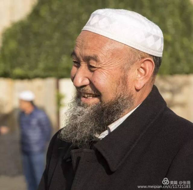 面留整洁的胡须是穆斯林男子敬畏安拉的表现,也是其稳重成熟的标志.