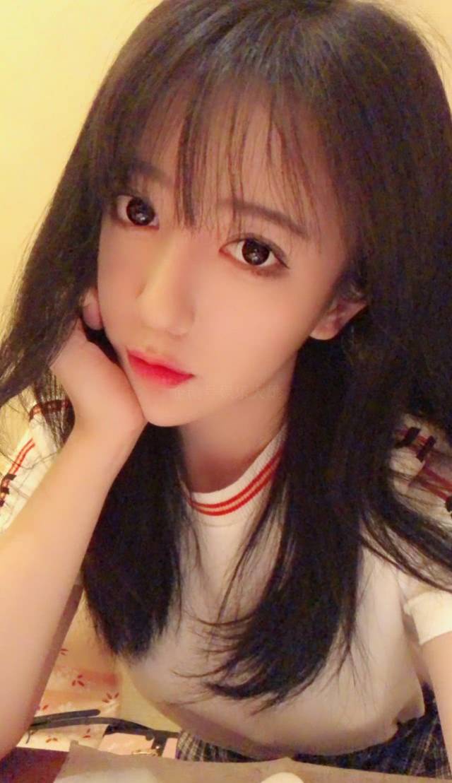 难怪呆妹儿没身材也能火看她这个姿势就懂了网友是个狠人