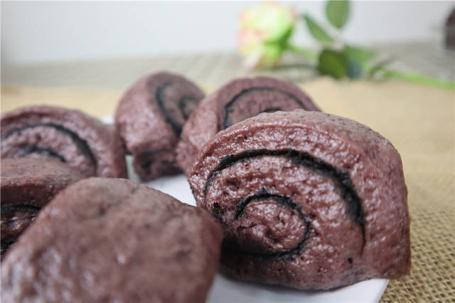 一把黑米,一碗面粉,教你做暄软蓬松的黑米花卷,家人抢着吃_手机搜狐网