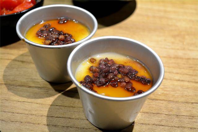 红糖豆花,豆花装在迷你小桶里,超可爱.