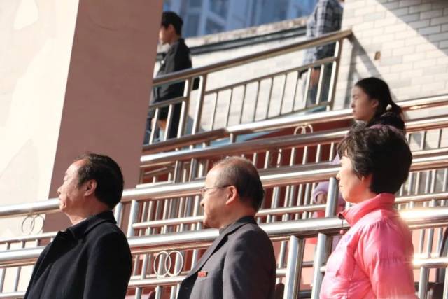 全体起立向国旗行注目礼