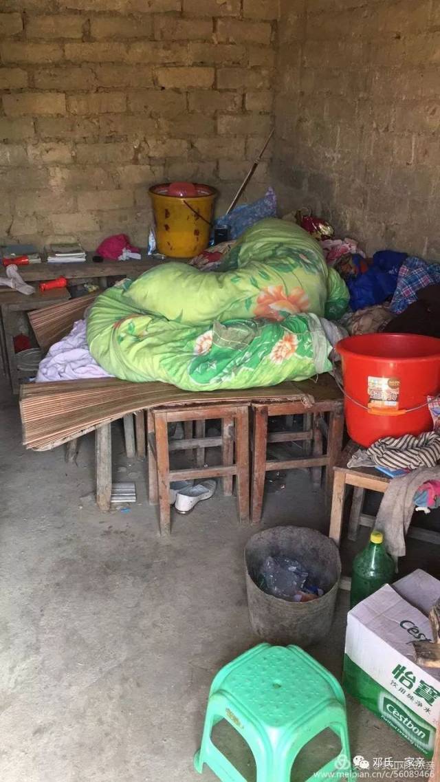 这是她们的一日三餐,餐具旧得快报废还在用,因为贫穷 她们不得不勤俭