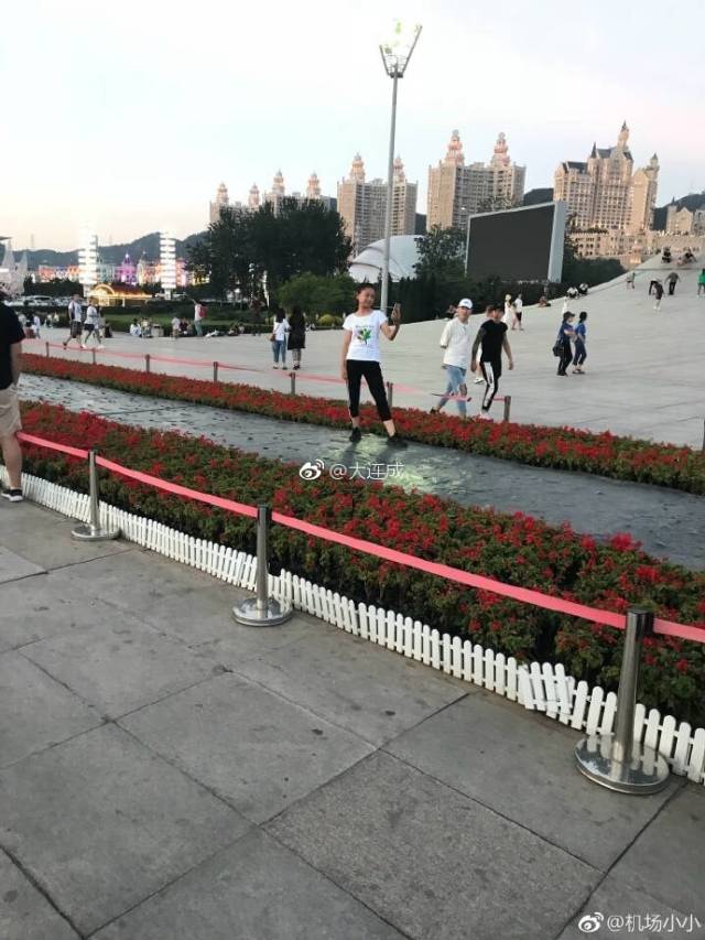 大连百年城雕脚印周围重新布置花坛 下血本能否阻止游客踩踏?