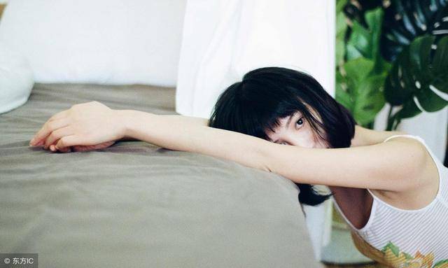 女人"裸睡"的几个好处,你还穿着"内衣"入睡吗?