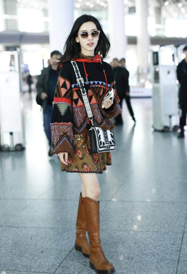 原来陈都灵这么瘦,穿高筒靴都大到可以放半只手,80斤有没有?