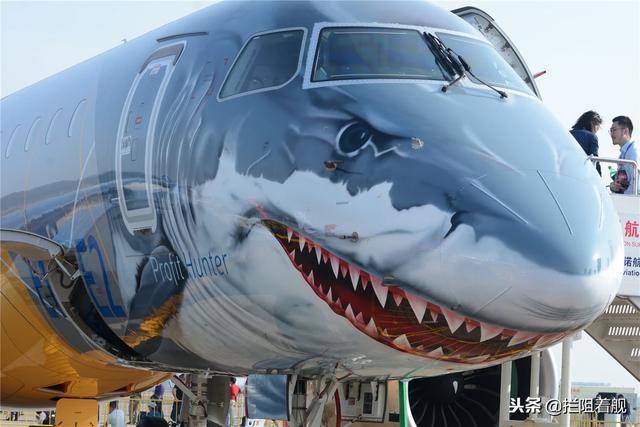 航展上这架巴西造的飞机涂鲨鱼头你说是重口还是可爱