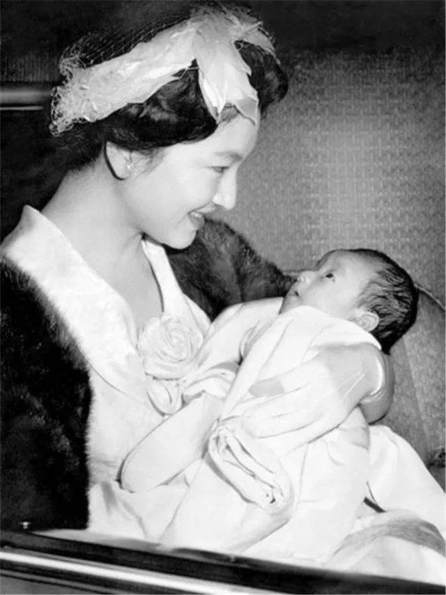 日本最美皇后,出身豪门嫁入皇家,却被折磨到精神失常