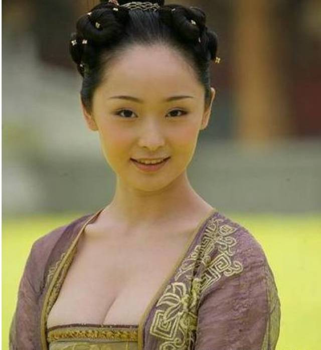 李曼1988年6月4日出生于辽宁鞍山,6岁开始学习舞蹈,11岁离开家乡考取