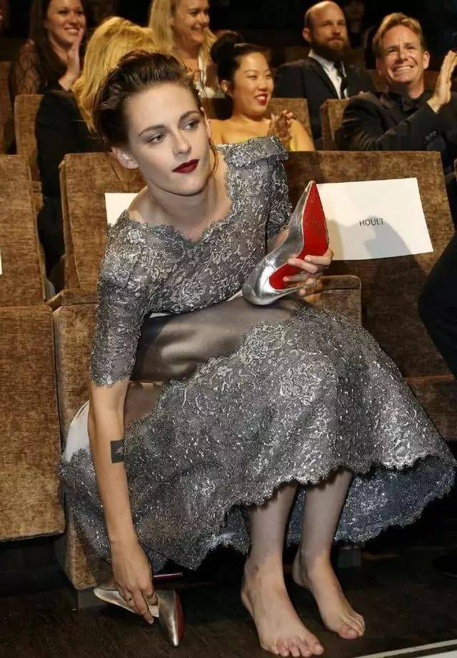 那么我们都知道,女明星去参加活动的时候,都是要被要求盛装出席的