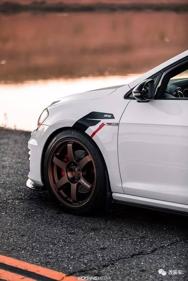 轮上390马力的手动挡高尔夫gti换上te37轮毂真是帅气逼人