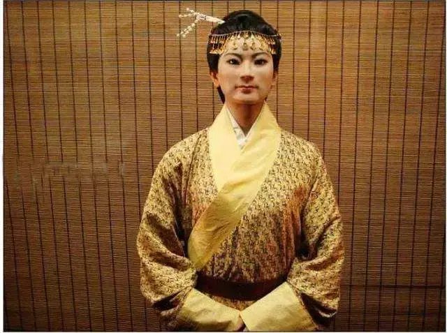 可是他们发掘到了利苍的妻子,也就是辛追老夫人的陵寝时,却发现这里就