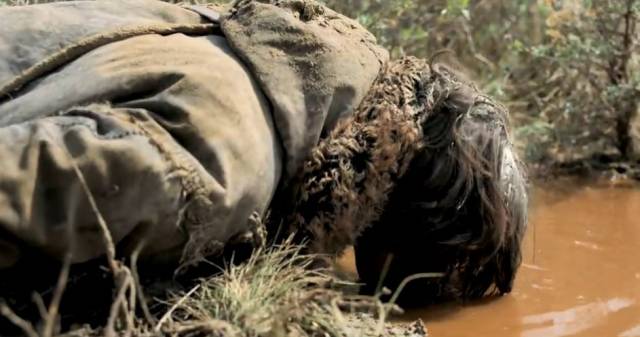 一个人的归途,吃活虫子