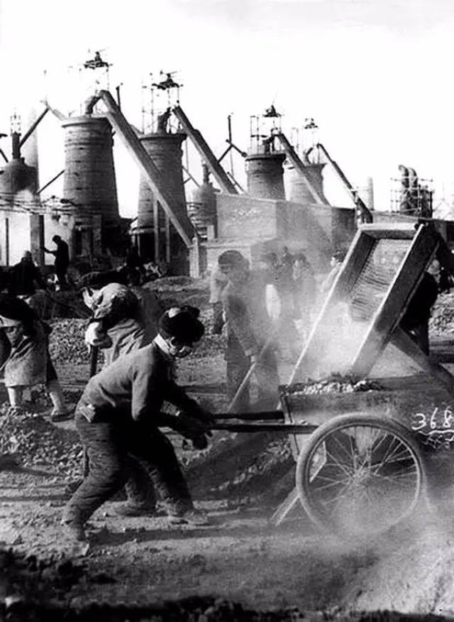 1959年,河北唐山,全民炼钢铁.葛新德/摄.