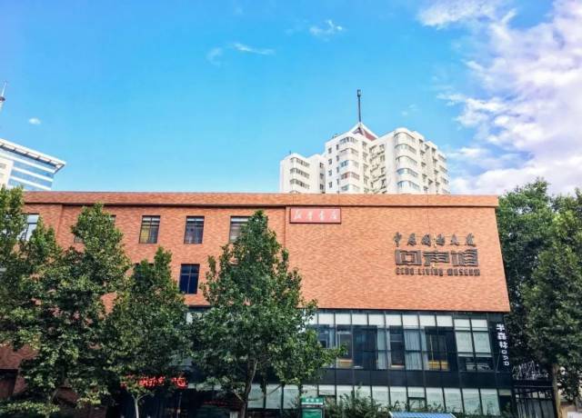 中原图书大厦是目前河南省内规模面积最大的新华书店综合卖场,一共有4