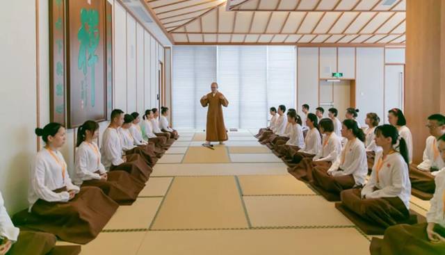 打坐时腿疼怎么办禅堂里那些规矩就是帮你调身的