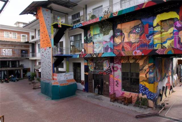 一走进大理床单厂艺术区,就如同走进了北京的"798",一面巨大的彩绘墙