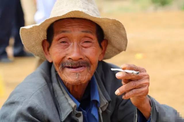 生活有一种手艺叫卷一棒子旱烟吃一哈