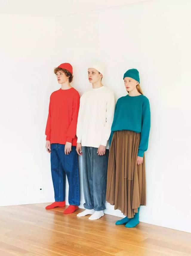 素色的袜子除了黑白灰,到饱和度高的红黄蓝,配上拼色条纹,不仅显瘦,还