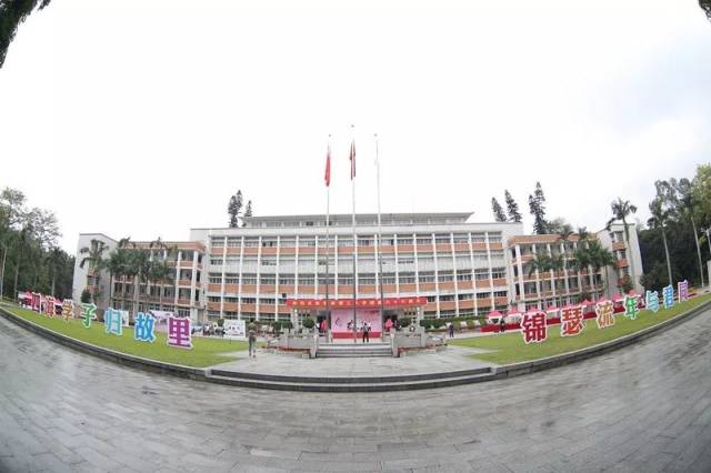 2018年11月10日是华南理工大学第六个校友返校日,过百个班级愈万名