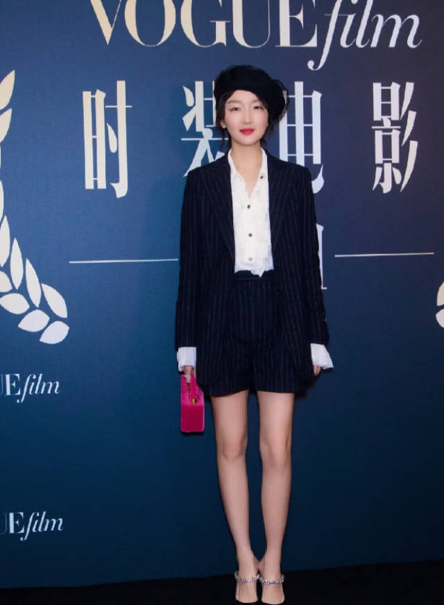 周冬雨不在脚踝上戴脚链,却在脚中间戴脚链?鞋子还穿得进去吗?