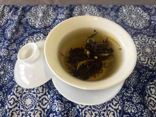 素馨花茶 素馨珍珠茶砖 经过一系列复杂的制茶工艺 用人手将茶叶搓