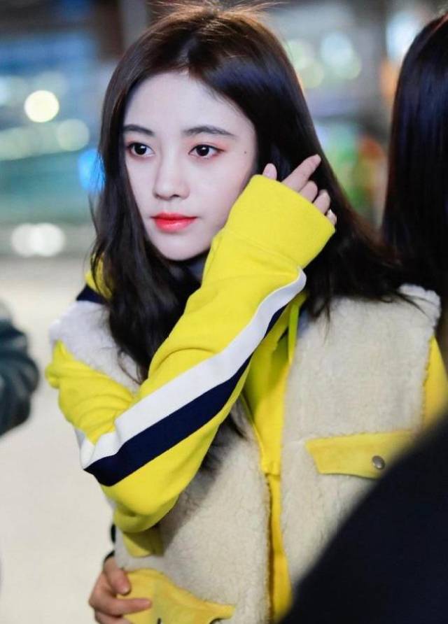 千年一遇美女鞠婧祎穿亮黄色卫衣配牛仔裤现身上海!