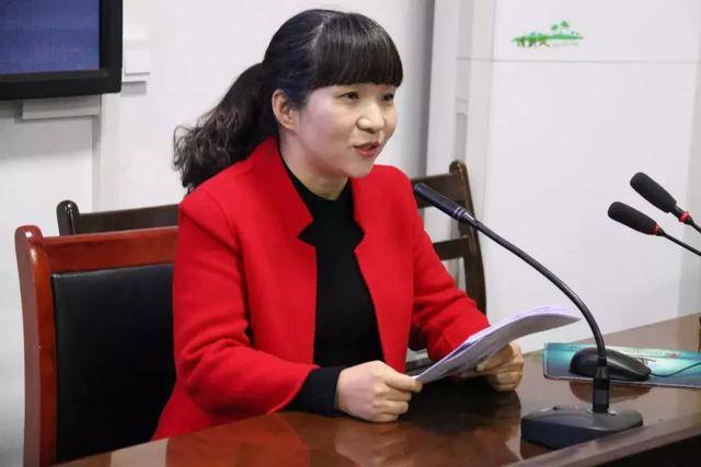 教科室姜华主任首先简单介绍了简颖颖老师近几年的教育教学管理和个