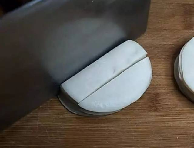 饺子皮别包饺子了,这个做法简单易学