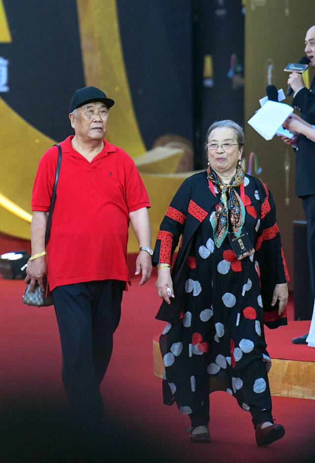 82岁李明启参加活动慈祥活泼, 当年还珠心黑的容嬷嬷现实最善良