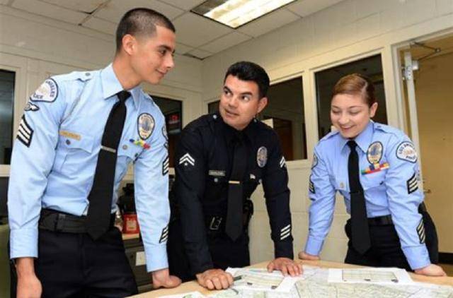 美国大多数警队,选择蓝色警服的5个原因