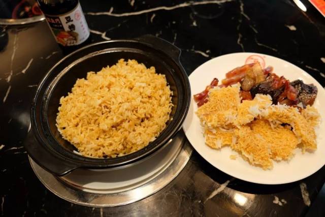 也让这道菜深受女孩们的喜爱 豆捞过后来一碗招牌煲仔饭 可以说是人生