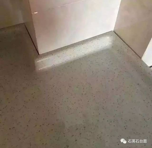 石英石台面的组成也是有前后挡水和台面组成,大多数都是选择直接粘贴