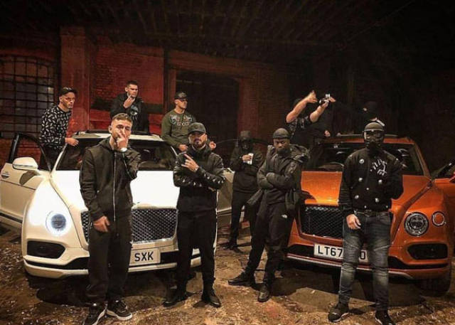 太嚣张!伦敦毒品交易黑帮公开炫耀枪支钱财