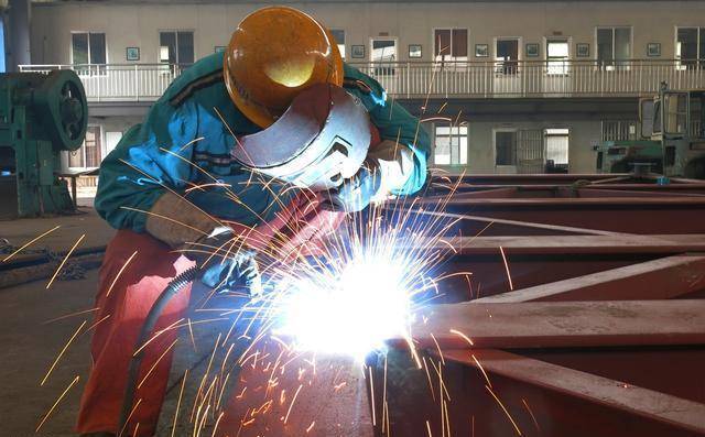电焊技术入门很简单,掌握这几点,你也可以成为大师傅