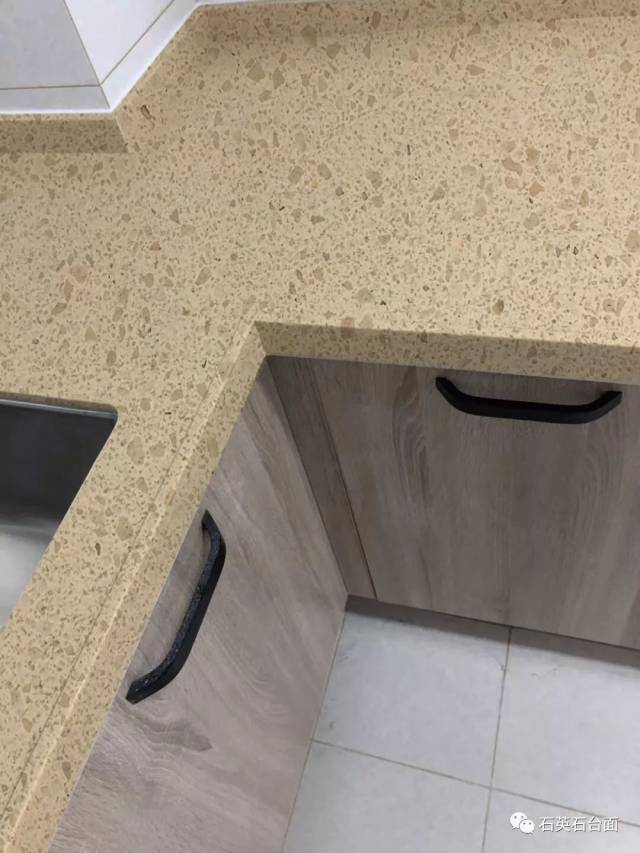 石英石台面的组成也是有前后挡水和台面组成,大多数都是选择直接粘贴