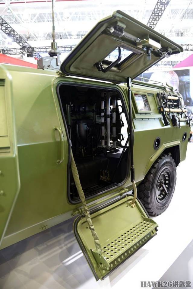 圖說:東風猛士長軸距版4×4輕型裝甲車 細微之處感受進步