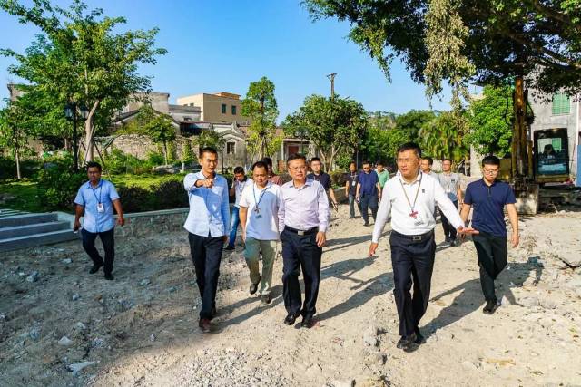 吴文兵实地督导松山社区村道建设