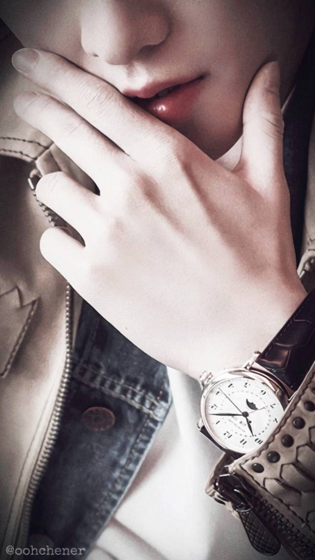 小编在这里提名wuli杨洋小哥哥的手~杨洋纤细修长的手指有木有让泥萌