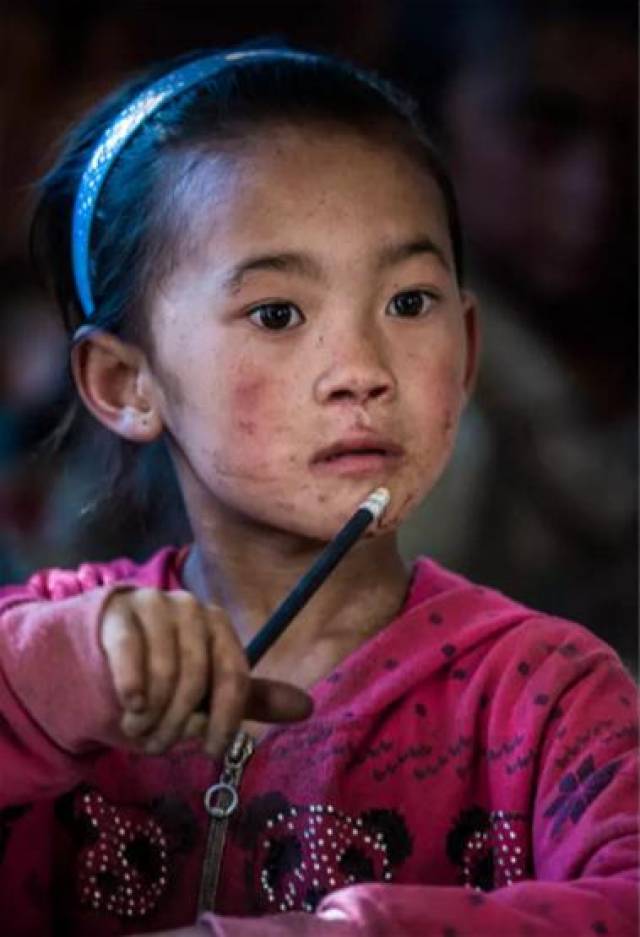 孩子们认认真真的听着课,期待的眼神里透露出他们对知识的渴望