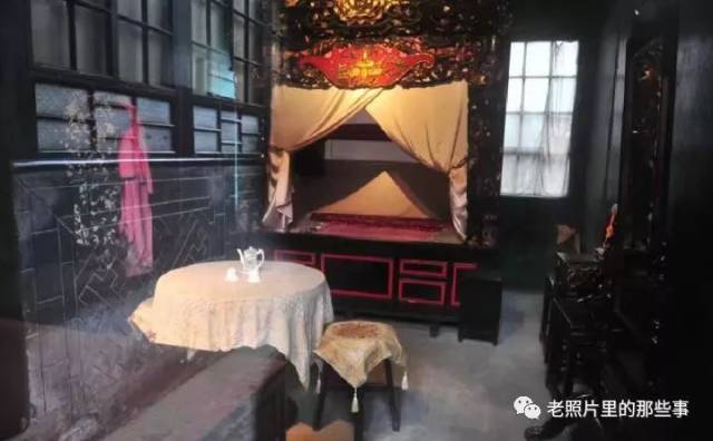 七十年前大地主家豪华的卧室,今天的年轻人看了只用两个字来评价