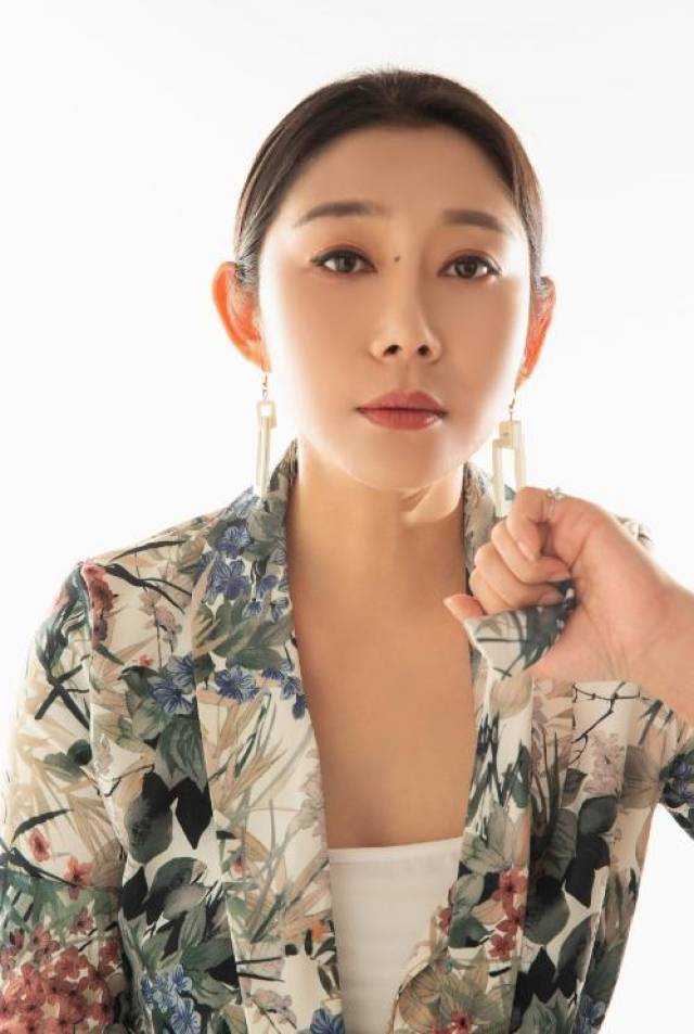 李翠翠初冬写真曝光 身姿优雅御姐范十足