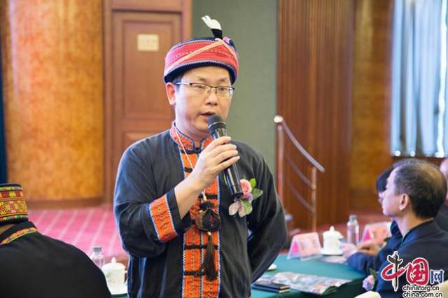 金秀县民宗局局长赵莫坤回答媒体代表提问金秀县旅发委副主任梁永帅