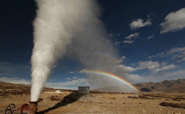 世界海拔最高的地热发电站,周围被冰雪覆盖,中间却藏着一个92℃的热泉