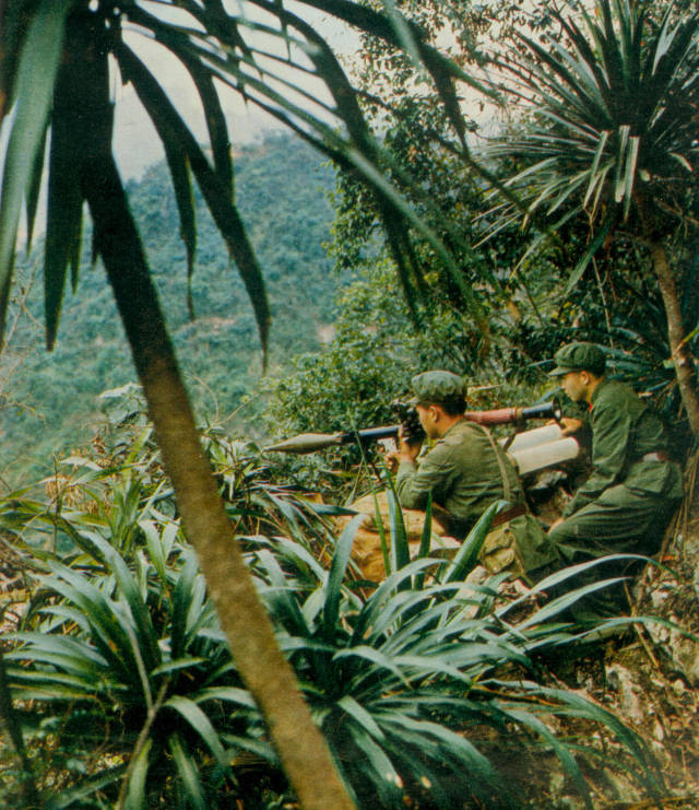 上世纪70年代解放军宣传照罕见79式火箭手榴弹发射瞬间