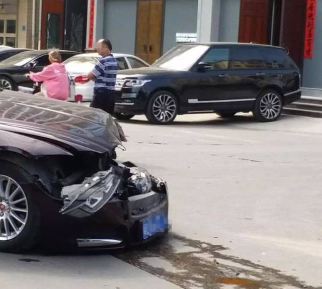 粉丝爆料:昨天在万顺路新顺祥路口发生一起车祸,当中一部捷豹的车头