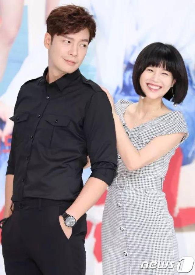曾一起出演kbs2tv每日剧《到最后的爱》的演员姜恩卓和李英雅现在正在